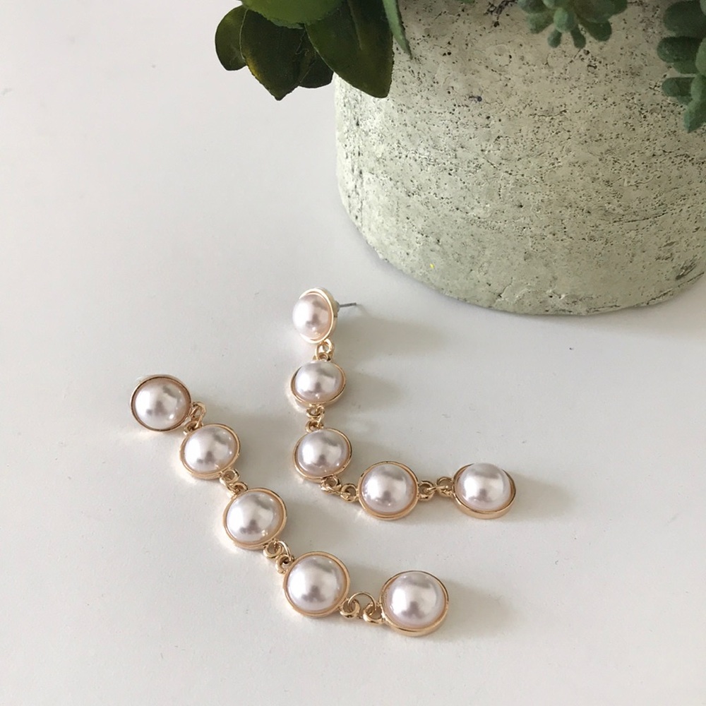 Beautiful brand new faux pearl earrings ‼️ ❤️